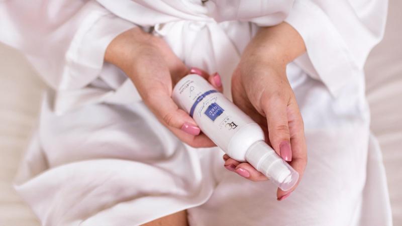 Žena drží lubrikační gel značky Erotic City, anální sex v těhotenství.