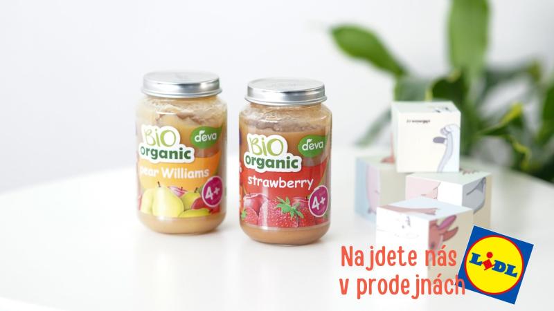 2 ovocné příkrmy značky Deva na stole s kostičkami.