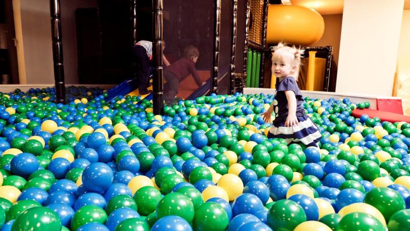 bruno family park, holčička v bazénu plném barevných míčků