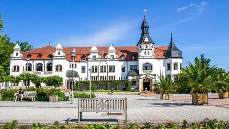 Lázně Bad Schmiedeberg, které proslavila Kneippova vodoléčba. Za shlédnutí stojí i místní zahrady. P