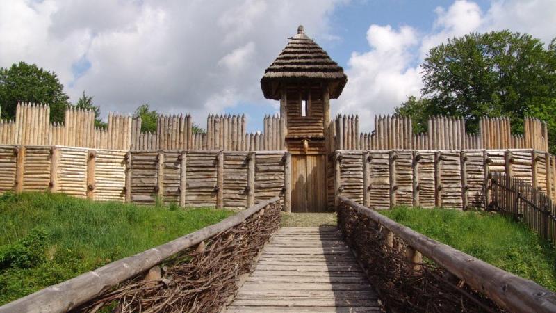 Středověké opevnění v archeoparku.