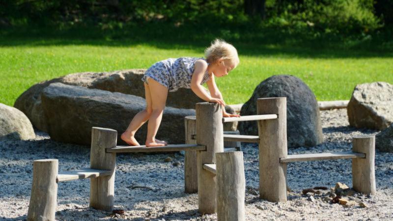 Šumava s dětmi, dítě na prolézačce, zábava na hřišti
