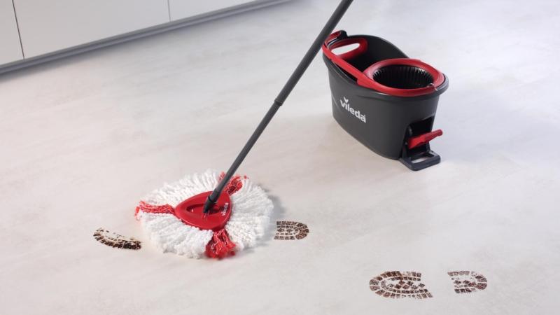 mop od Viledy na podlaze, vytírání špinavých stop