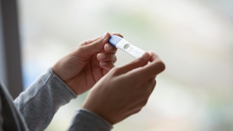 Žena drží ovulační test