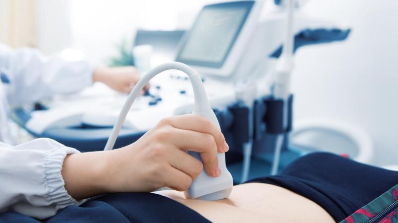 Lékař dělá ultrazvukové vyšetření. Potvrzuje mimoděložní těhotenství.