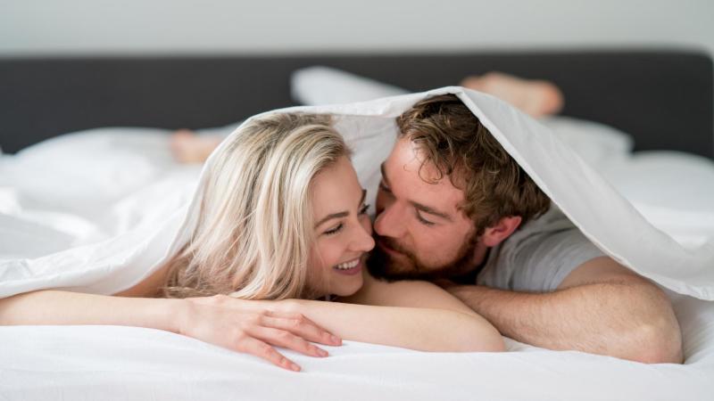 Pár v posteli. Sexuální polohy pro početí kluka, nebo holky.