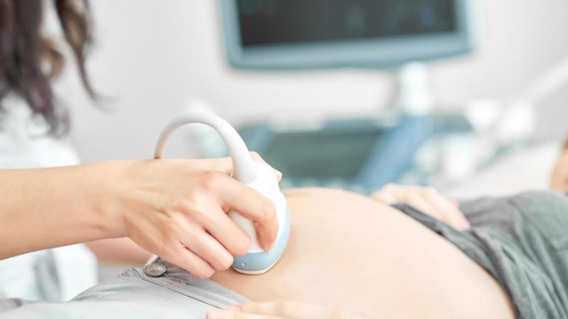 Těhotná žena na ultrazvuku.