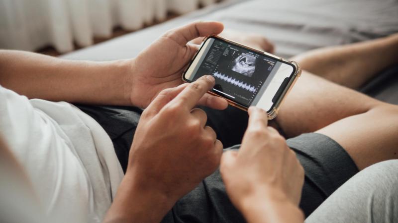 Pár si prohlíží výsledky 4D ultrazvuku na mobilu