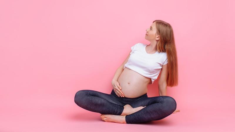 Maminka s těhotenským bříškem, těhotenství týden po týdnu
