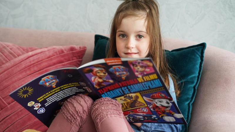 Tlapková patrola – Hádanky se samolepkami baví i předškoláky.