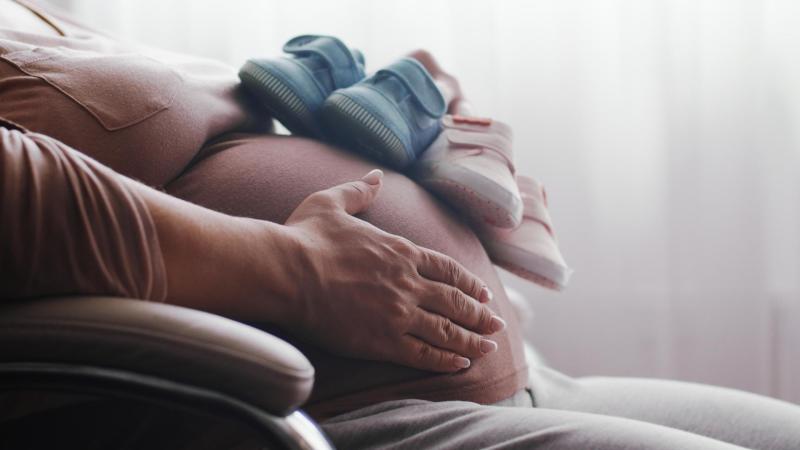Těhotenství bříško a dětské botičky