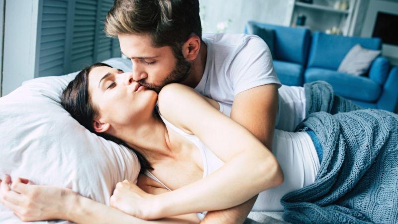 Muž a žena v intimní poloze, tzv. spooning