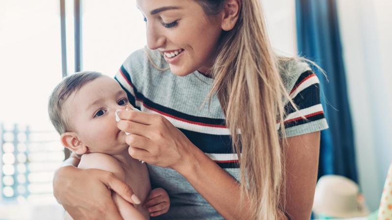 Maminka utírá miminku nos kapesníkem, rýma u kojenců