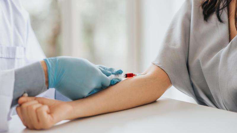 Lékařka odebírá krev těhotné ženě - Triple test.