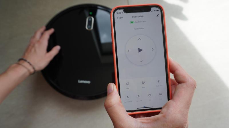 Robotický vysavač můžete ovládat pomocí aplikace v mobilu.