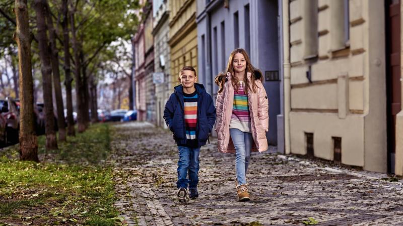 Děti v Praze na ulici v oblečení NAX.