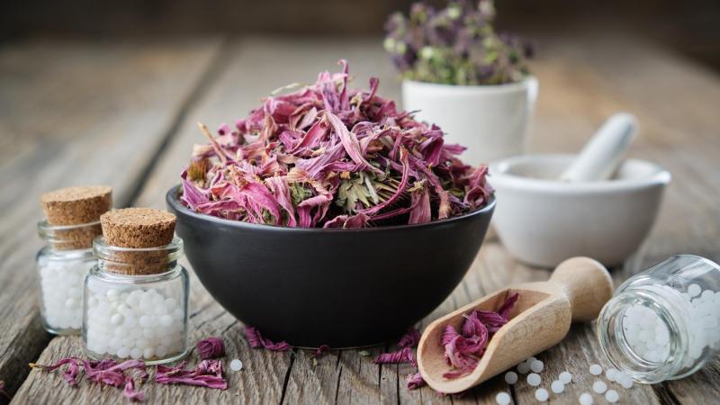 Mísa se sušenými květy a homeopatické léky
