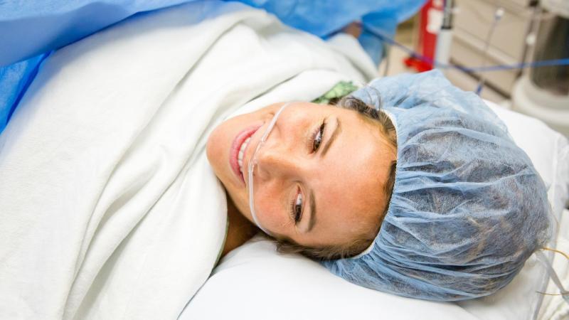 Žena na operačním sále čeká na císařský řez