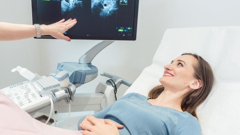 Lékařka potvrzuje těhotenství. Ultrazvukové vyšetření.