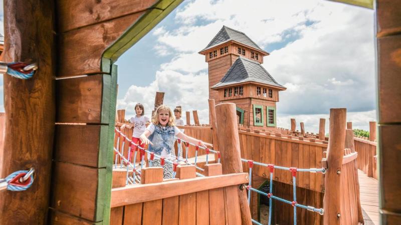 Děti užívající si dřevěné prolézačky v areálu Štastná země v Radvanicích