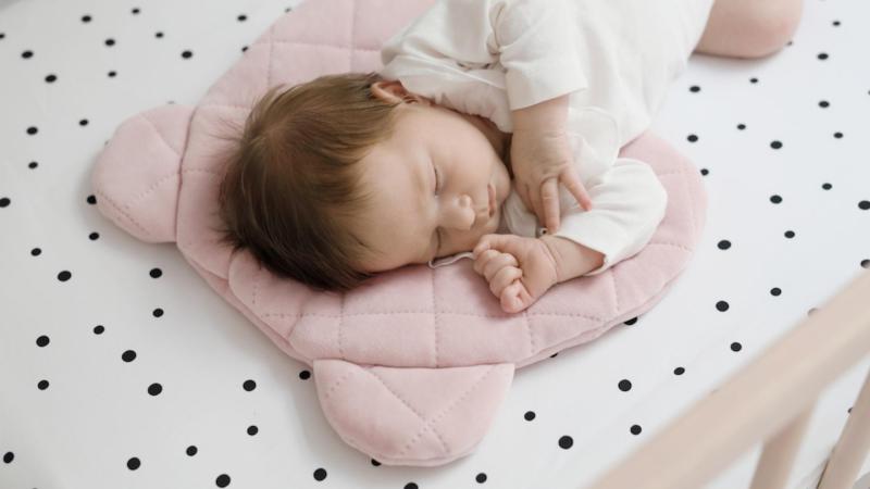 Novorozenec spinká spokojeně na dětské dečce, spánek novorozence