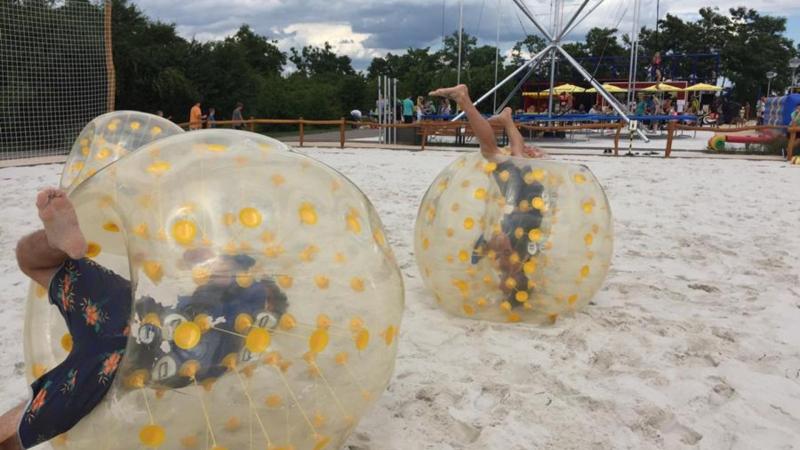 Děti si zkoušejí plážový zorbing ve Fajnparku.