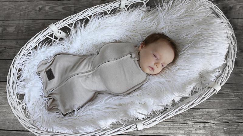 Zavinovačka First Step Swaddle se spícím miminkem