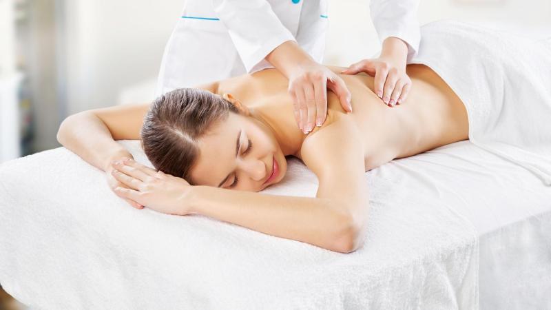 Terapeutka masíruje akupunkturní body.