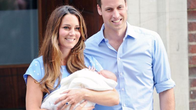 Kate Middleton s malou princeznou Charlotte v náručí