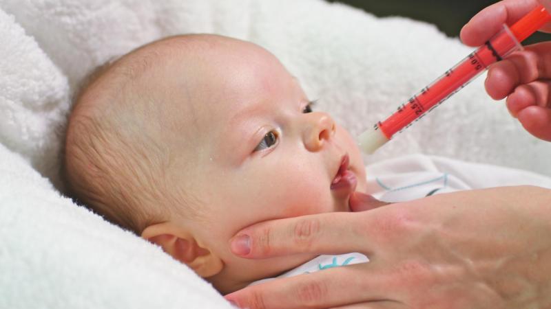Novorozenec pije tekutinu ze stříkačky, homeopatika u novorozenců