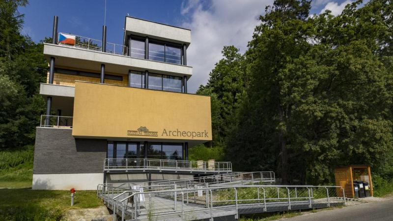 Hlavní budova Archeoparku Chotěbuz