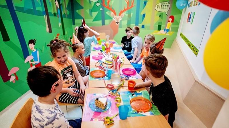 děti na dětské oslavě v BRuNO family parku, děti sedící u dlouhého stolu, dětská párty