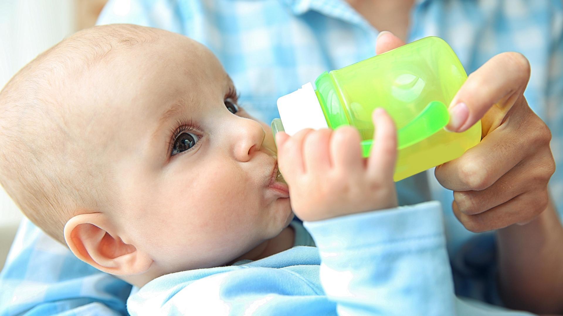 Co dát k pití kojenci?