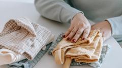Přistihla jsem tchyni, jak se hrabe v našich věcech. A nebylo to poprvé