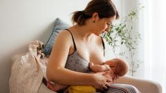 Problémy při kojení? Vhodná poloha na kojení je základ