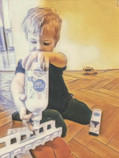 Malý hned po rozbalení si chtěl umýt autíčka 