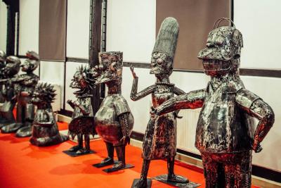Galerie ocelových figurín