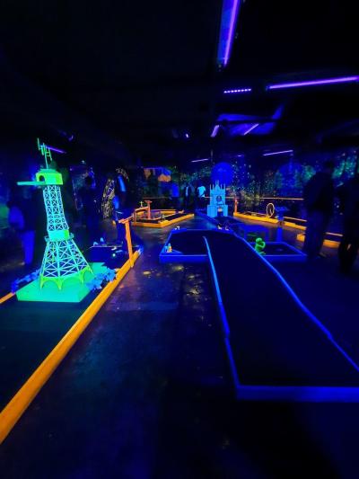NEON MINIGOLF