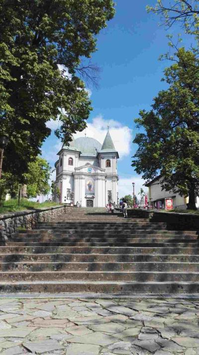 Cesta ke kostelu po schodech