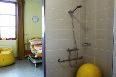 Porodnice Jičín a.s., Gynekologicko - porodnické oddělení: Těhotné ženy mají k dispozici i sprchu na sále.