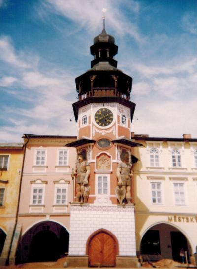 Hostinné - radnice s obry