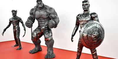 Galerie ocelových figurín