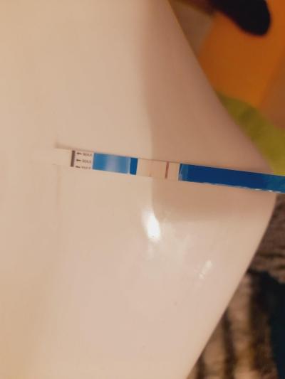 Testování a těhotenský test | 8 dní  od styku slabá čárka na testu