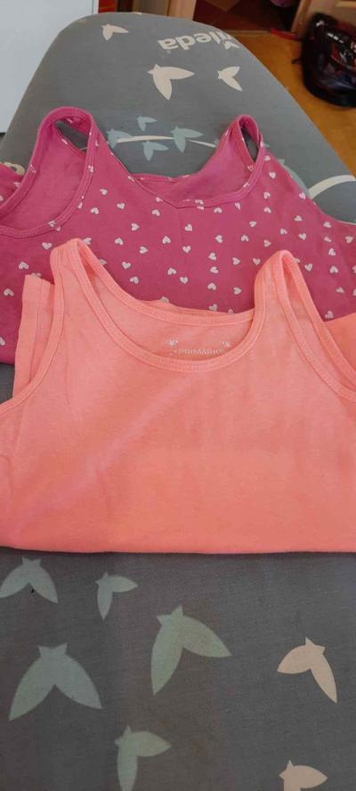 2 dívčí tílko značky Primark, vel. 6-7let.