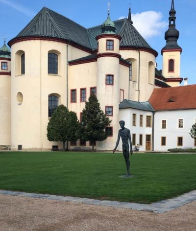 Pohled na piaristický kostel z Klášterních zahrad