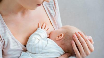 Maminka kojí miminko. Mateřské mléko.
