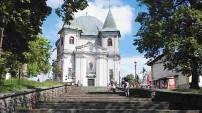 Cesta ke kostelu po schodech