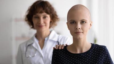 Žena s rakovinou s ordinaci lékařky.