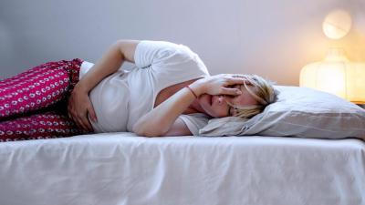 Potrat ve druhém trimestru se může projevit silnou bolestí a křečemi v oblasti podbřišku.