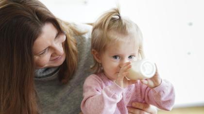 Recenze BABYSMILK: Co si mlíčku s kolostrem myslí maminka Hanka a její dcera